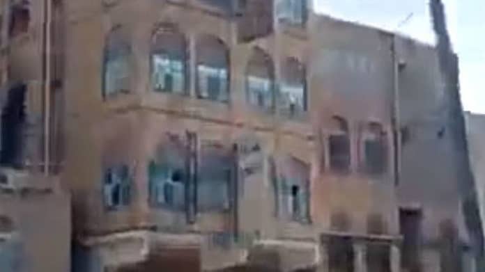ترك رسالة مؤثرة.. ربط عنقه وألقى بنفسه من النافذة بسبب الحوثيين