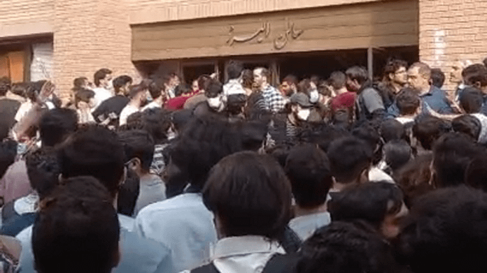 تظاهرات ليلية في إيران.. ومحتجون يضرمون النار بتمثال سليماني