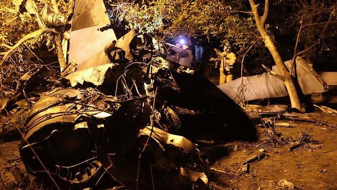 مقتل 6 أشخاص بعد سقوط مقاتلة روسية على مبنى قرب أوكرانيا